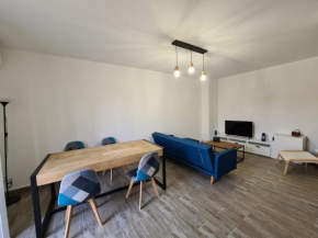 Appartement rénové indépendant avec garage au centre du village